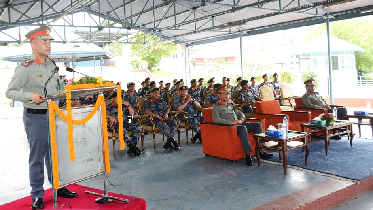 सशस्त्र महानिरीक्षक अर्यालबाट बढुवा भएका एसपीलाई दर्ज्यानी चिन्ह प्रदान 