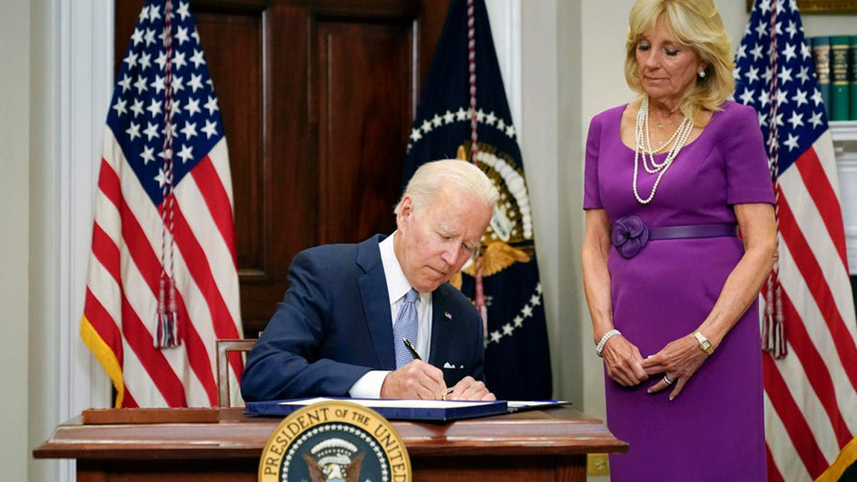 अमेरिकी राष्ट्रपति बाइडेनद्वारा बन्दुक नियन्त्रण विधेयकमा हस्ताक्षर