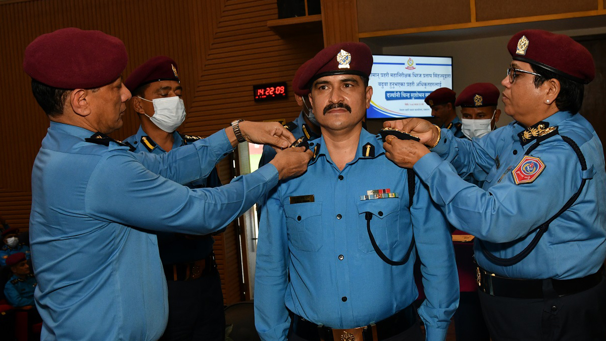 बढुवा भएका ५९ जना प्रहरी अधिकृतहरूले लगाए दर्ज्यानी चिह्न