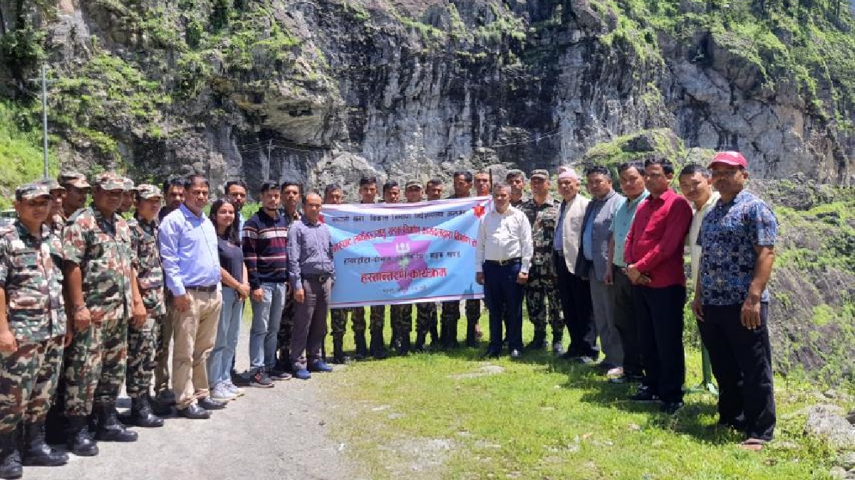 सेनाद्वारा बेनीघाट-आरुघाट-लार्केभञ्‍ज्याङ्ग अन्तर्गत १८ किमि सडक हस्तान्तरण