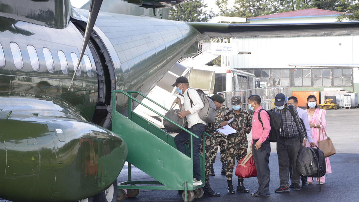 दशैंमा घर फर्कने सैनिक कर्मचारी र परिवारलाई निःशुल्क हवाई र बस सेवा