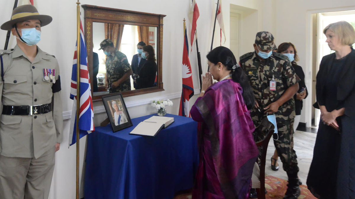 राष्ट्रपति भण्डारीले बेलायती महारानीको निधनमा दूतावास पुगेर व्यक्त गरिन् दुःख