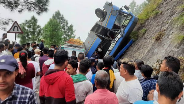 काठमाडौंबाट हेटौंडा जाँदै गरेको बस दुर्घटना : ७ को मृत्यु, १७ घाइते