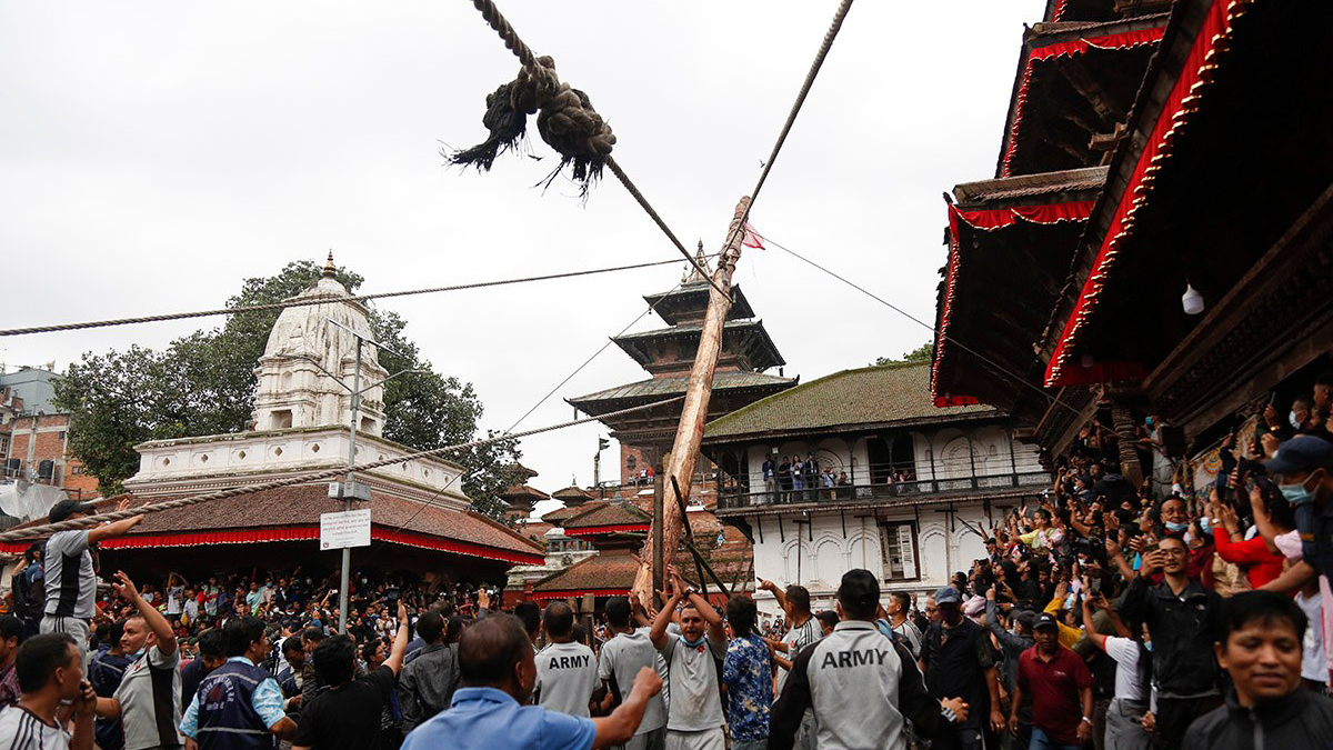 सुरु भयो इन्द्रजात्रा, हनुमानढोकामा ठड्याइयो लिङ्गो