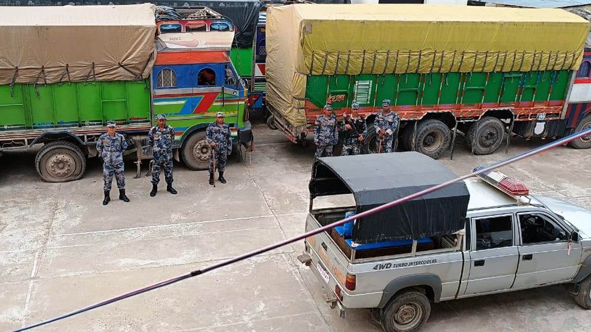 पश्चिम नवलपरासीमा अवैध चिनी लोड गरिएका दुईवटा ट्रक सशस्त्र प्रहरीको नियन्त्रणमा
