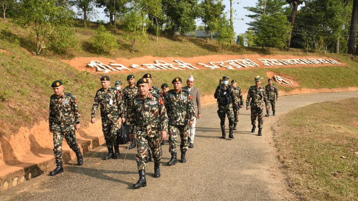 निर्वाचन सुरक्षा स्थिति बुझ्न पृतना, बाहिनी अड्डा, गण र गुल्म नियाल्दै प्रधानसेनापति