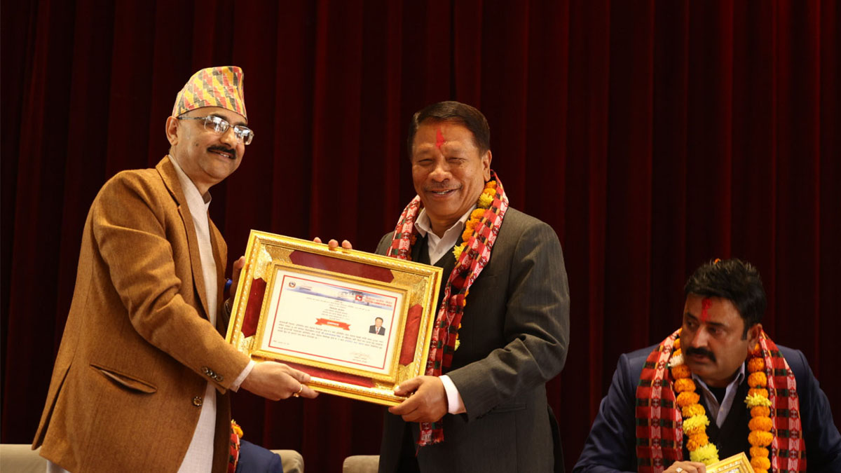 काठमाडौं १ का सांसद सिंहले लिए निर्वाचित भएको प्रमाणपत्र