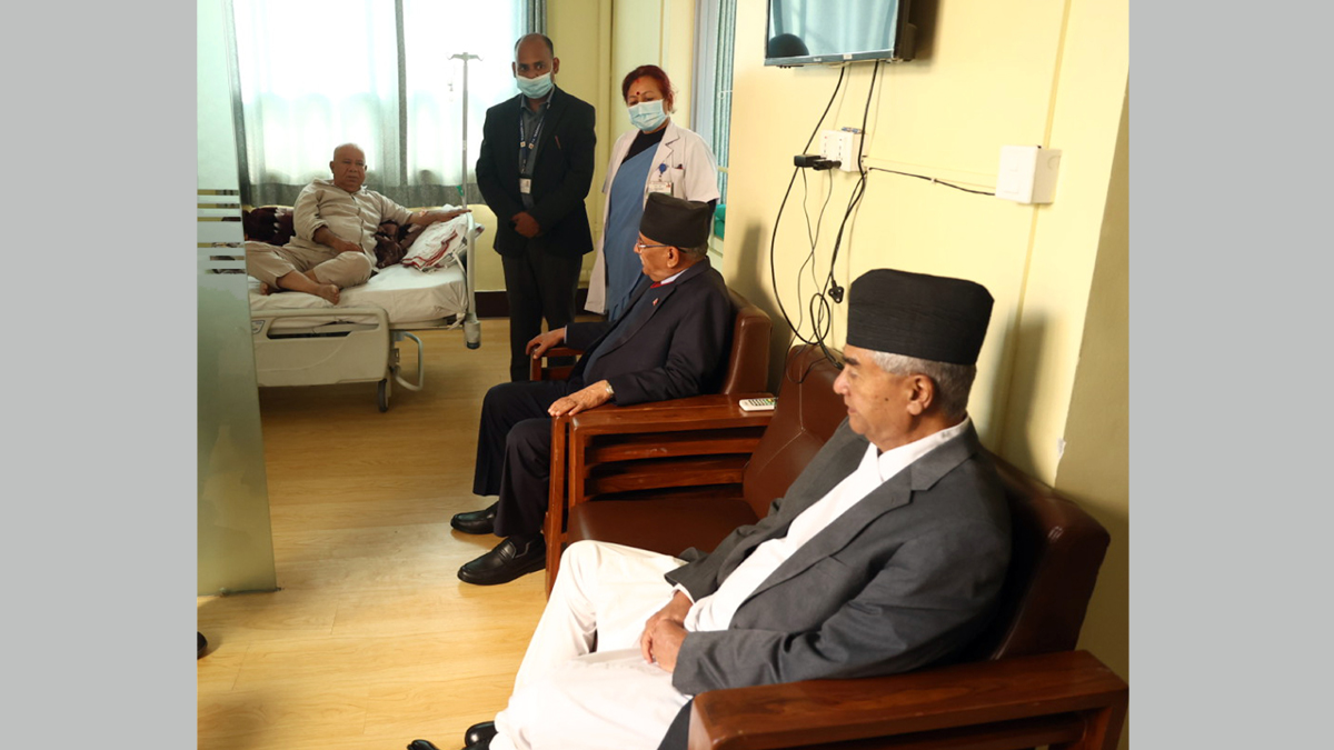 देउवा र प्रचण्डले अस्पताल पुगेर भेटे माधव नेपाल