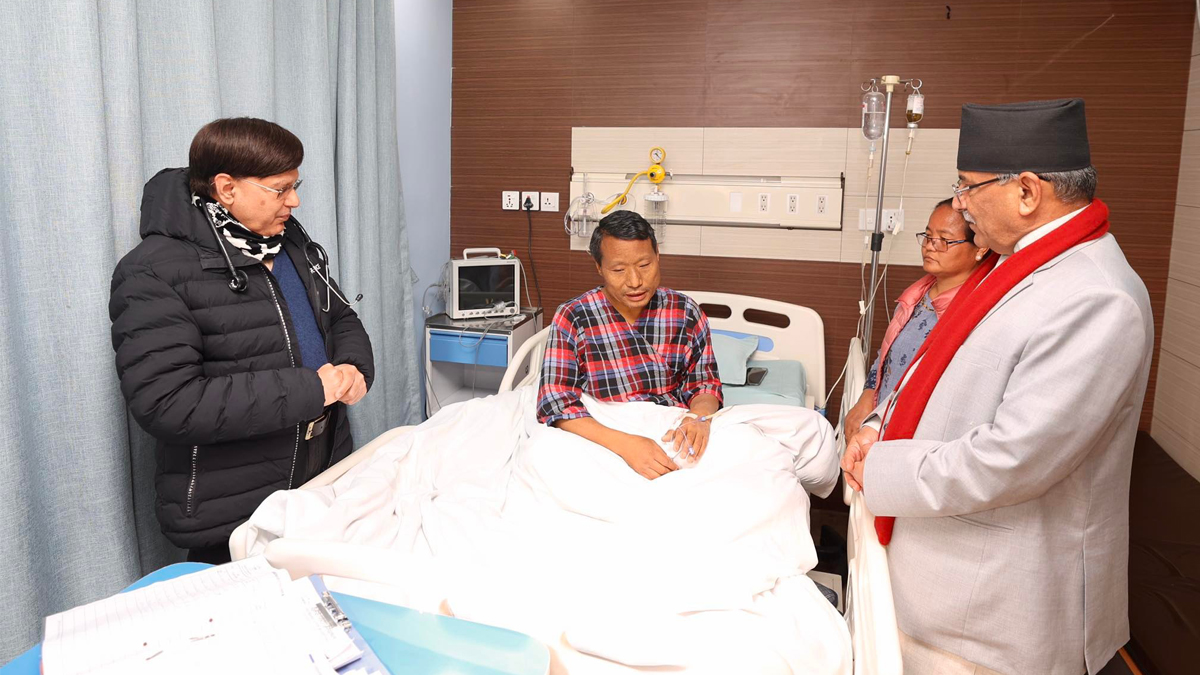 नेता पुनको स्वास्थ्य अवस्था बुझ्न प्रधानमन्त्री प्रचण्ड सुमेरु अस्पतालमा
