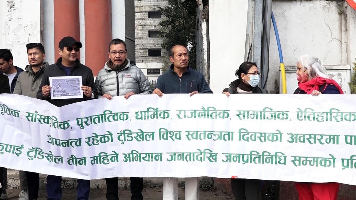 खुलामञ्चलाई पार्किङस्थल बनाउन लागिएको भन्दै महानगरपालिका अगाडि विरोध प्रदर्शन