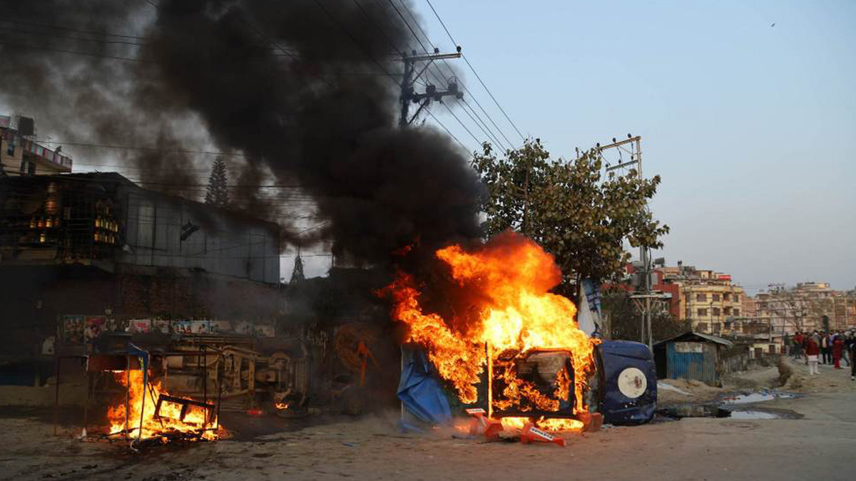 बालाजु क्षेत्रका यातायात मजदुरले जलाए प्रहरीको गाडी, भोलिदेखि उपत्यकाभित्र गाडी नचलाउने