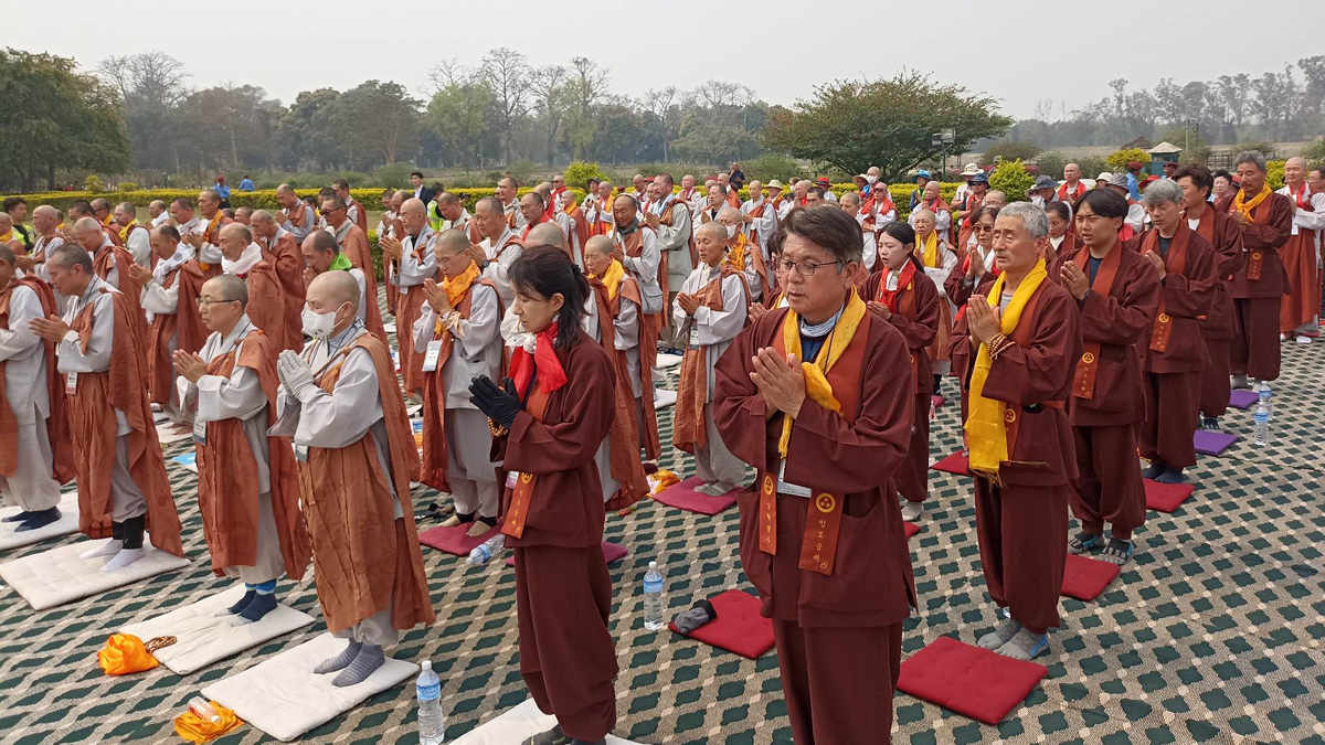 दक्षिण कोरियाका दुई सय बौद्ध तीर्थयात्री पैदल हिँडेर लुम्बिनीमा