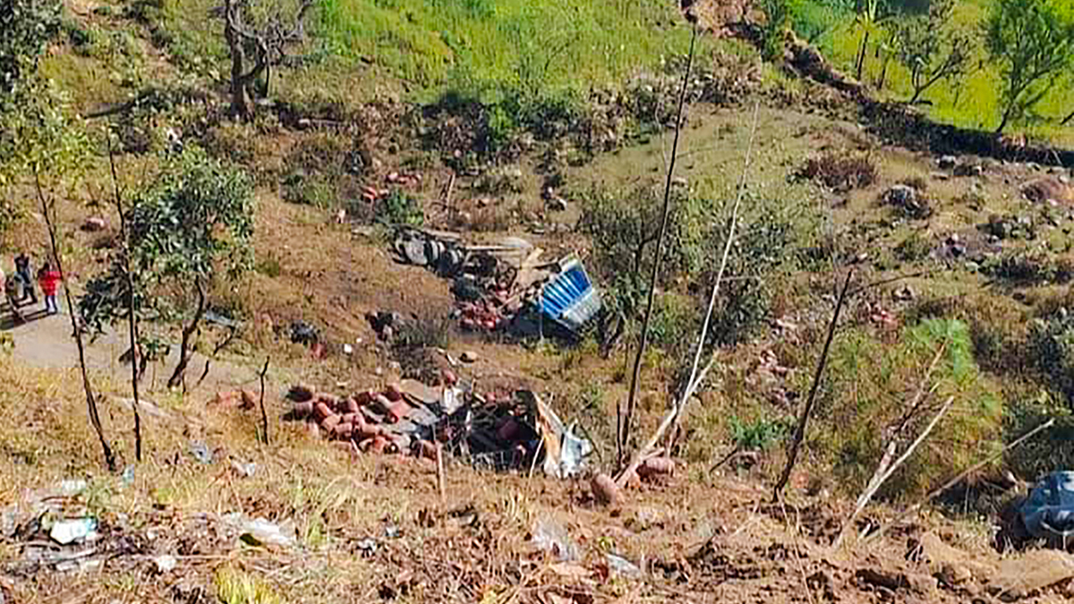 दैलेखमा ग्यास सिलिन्डर बोकेको ट्रक दुर्घटना, चालकसहित ३ जनाको मृत्यु