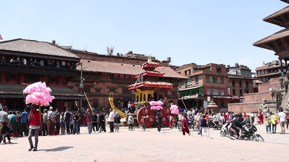 भक्तपुरमा बिस्केट जात्रा सुरु (तस्बिरहरू)