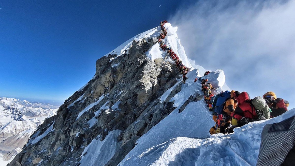 सगरमाथा आरोहणपछि फर्कने क्रममा सेनाकाे सफा हिमाल अभियानमा संलग्न फुर्वा शेर्पाको निधन