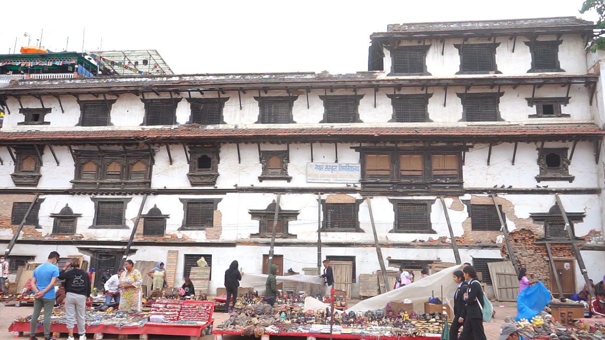 गोरखा भूकम्पको ८ वर्ष : टेको लगाएकै घरमा बस्छन् कतिपय काठमाडौंवासी (तस्बिरहरू)
