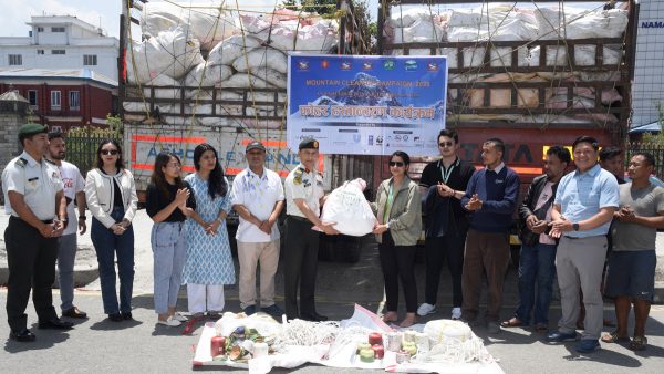 नेपाली सेनाको हिमाल सफाइ टोली सगरमाथा आधारशिविरमा
