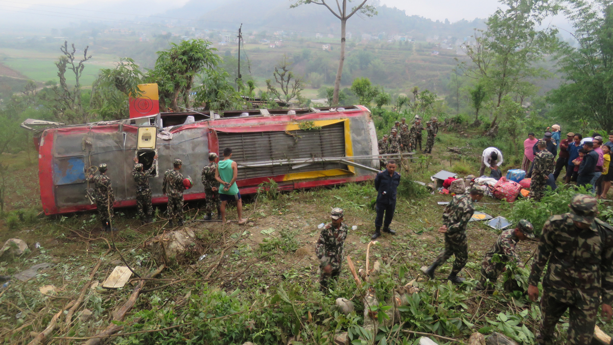 काठमाडौंबाट पोखरा जाँदै गरेको बस तनहुँमा दुर्घटना, २७ जना घाइते