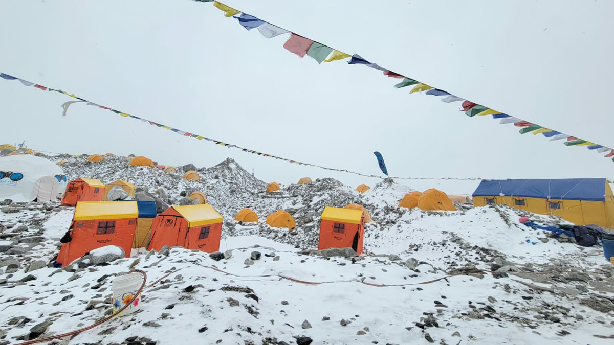 अनुकूल मौसमको प्रतीक्षामा सयाैं सगरमाथा आरोही