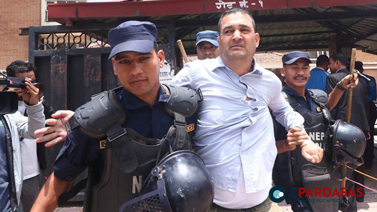 काठमाडौं जिल्ला अदालतमा धर्ना दिन पुगेका उपप्राध्यापक चलाउने प्रहरी नियन्त्रणमा