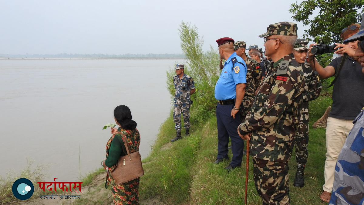 कञ्चनपुरको सीमावर्ती विपद् प्रभावित क्षेत्र कुतियाकवरमा उच्चस्तरीय सैनिक टोलीको अनुगमन