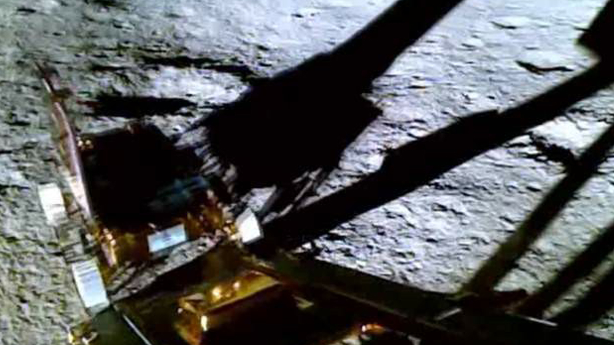 भारतकाे चन्द्रयान-३ को रोभरले चन्द्रमामा गर्‍याे ८ मिटरको यात्रा