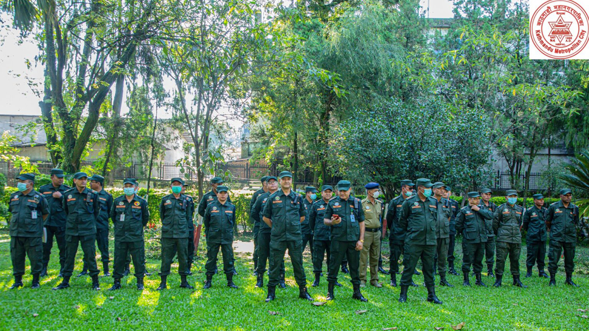 डेंगु नियन्त्रणका लागि लार्भा खोज्न र नष्ट गर्न काठमाडौं महानगरले खटायो ६४ नगर प्रहरी