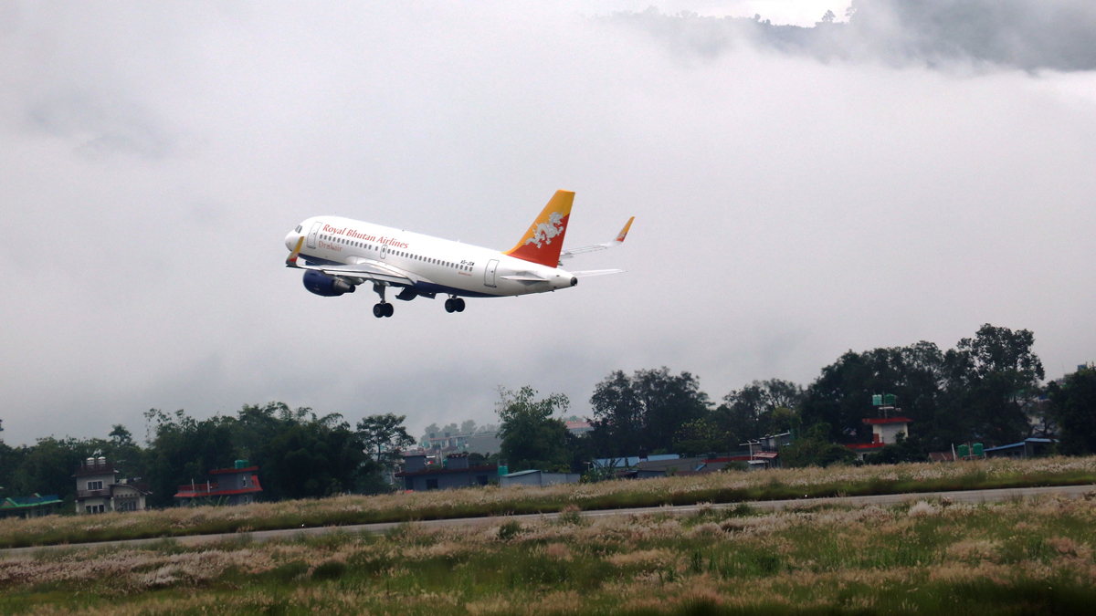पोखरा विमानस्थलबाट पहिलो पटक व्यावसायिक उडान, ४२ यात्रु बोकेर थिम्पु उड्यो ड्रुक एयर