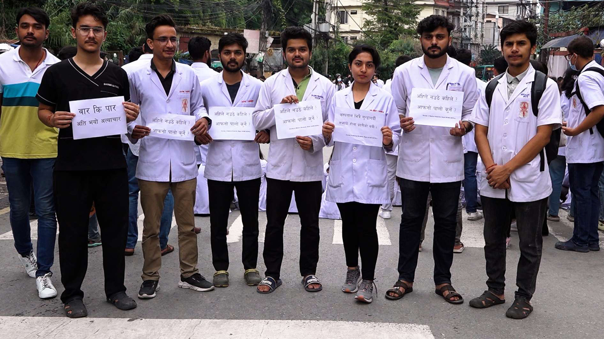सहकर्मी कुटपिटको विरोधमा केएमसी अस्पतालका डाक्टर दोस्रो दिन पनि आन्दोलनमा