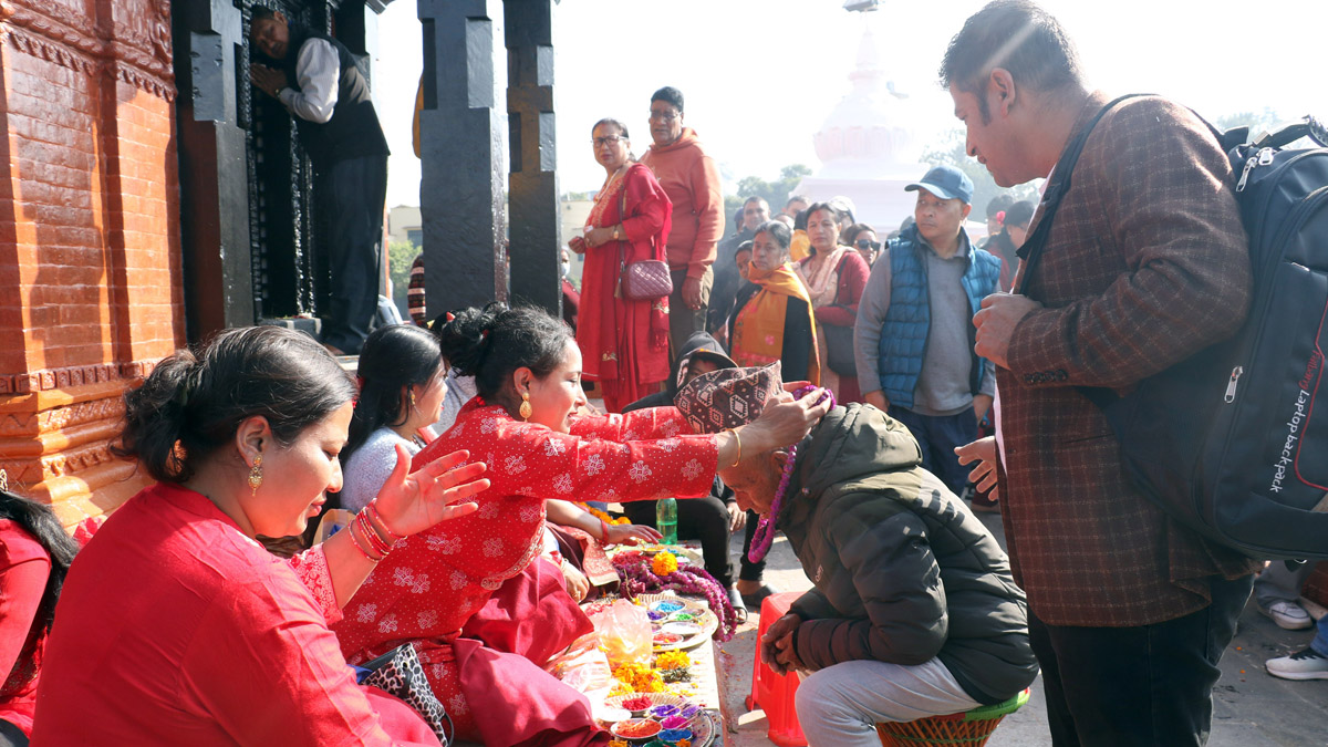 बालगोपालेश्वर मन्दिरमा टीका लगाउनेको भीड