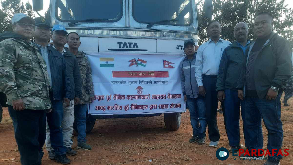 भारतीय पूर्व सैनिकहरुद्वारा भूकम्प प्रभावितका लागि राहत सामाग्री हस्तान्तरण