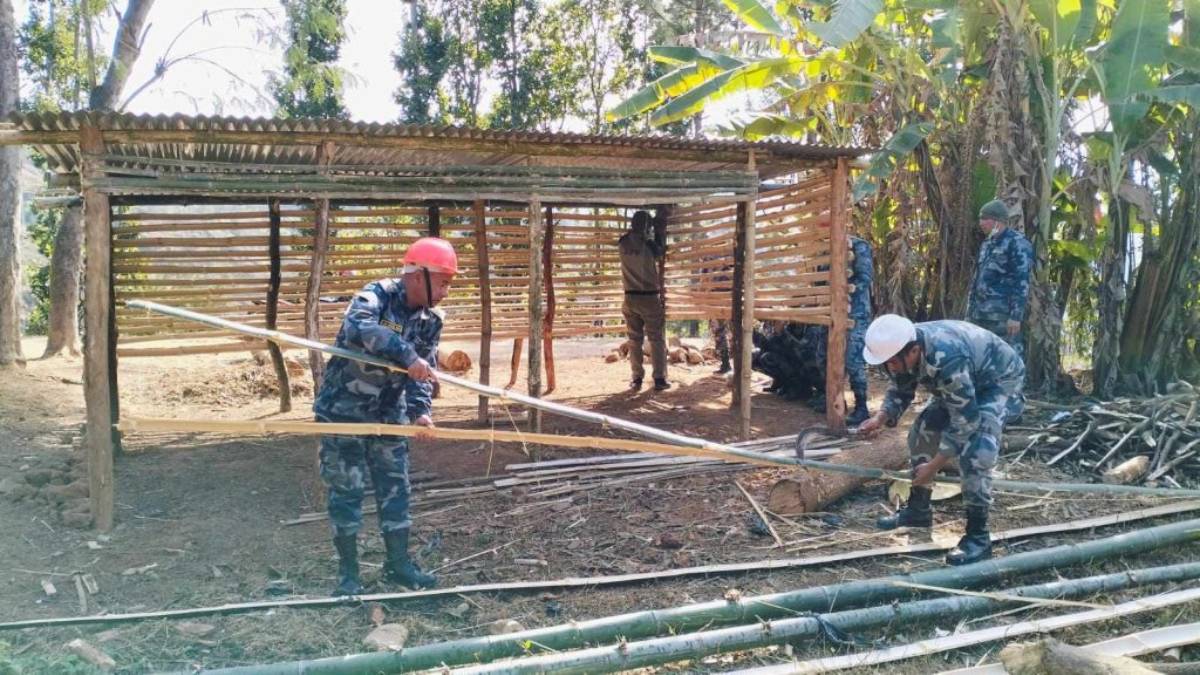 भुकम्प प्रभावित जिल्लामा अस्थायी आवास निर्माण गर्दै सशस्त्र प्रहरी बल