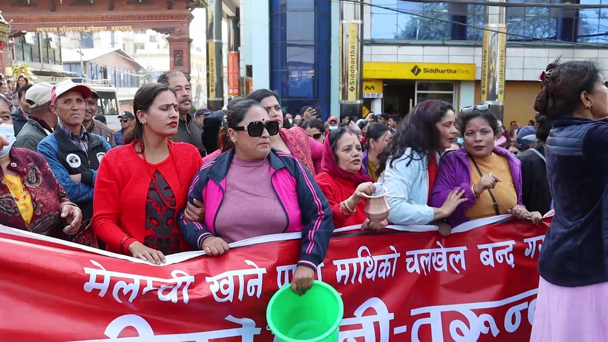 मेलम्चीको पानी छिटो काठमाडौं ल्याउन माग गर्दै विरोध प्रदर्शन