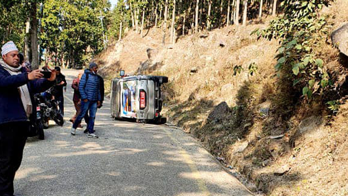 एमाले महासचिव पोखरेल सवार गाडी पल्टियो