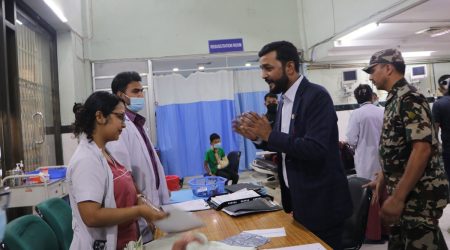 स्वास्थ्यमन्त्री यादवद्वारा वीर अस्पतालमा छड्के अनुगमन